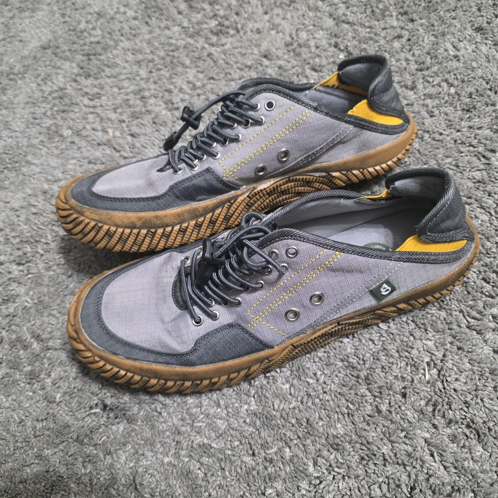 Hybrid & Company Gray Sneakers with Yellow Accents